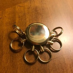🎄🎁NWOT brass keychain-firm